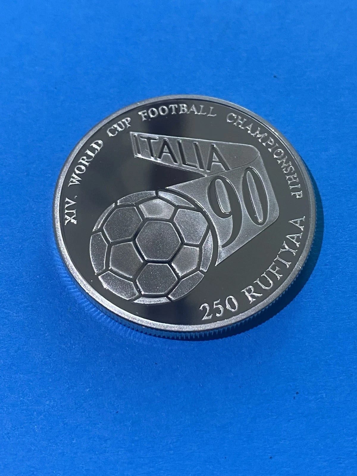 Мальдивы 250 Rufiyaa 1990 - Чемпионат мира по футболу Италия - 31.1g Серебряный 925 - PP / Proof, Мальдивы, 1990, серебро, состояние UNC — аверс