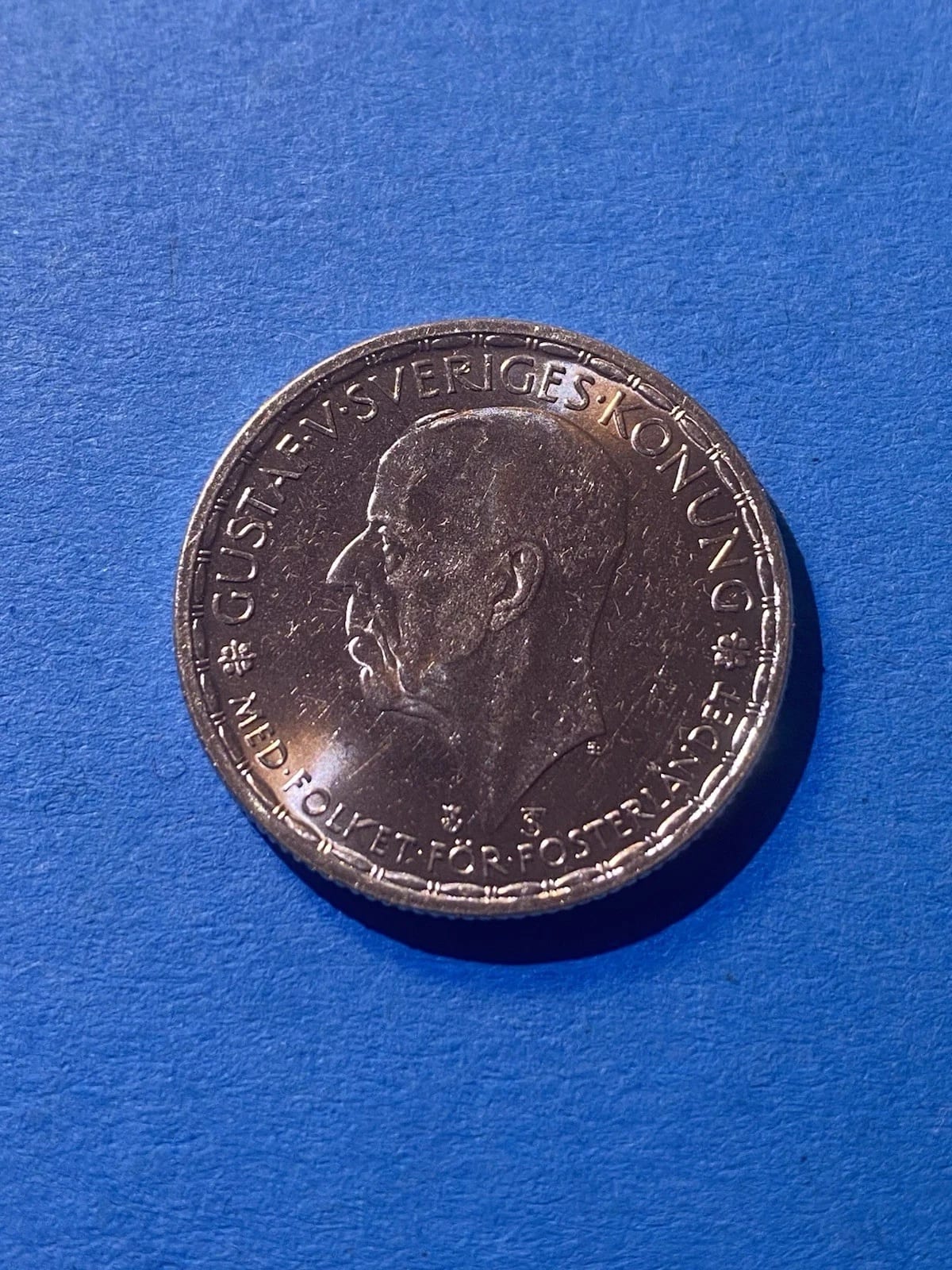 Schweden 1 Krone 1946 – Gustaf V Silbermünze (KM# 814) – Erhaltung STGL/VZ, Швеция, 1946, 1 корона, серебро, состояние UNC — аверс
