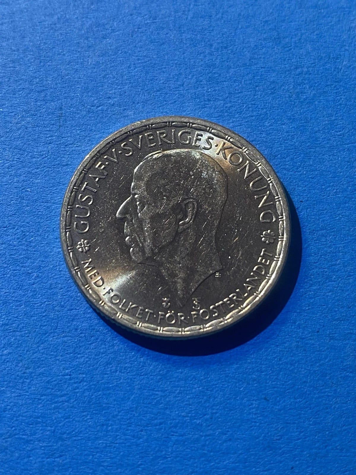 Швеция 1 крона 1947 - Густав V Серебряная монета (KM # 814) - Сохранение STGL / VZ, Швеция, 1947, серебро, состояние UNC — аверс