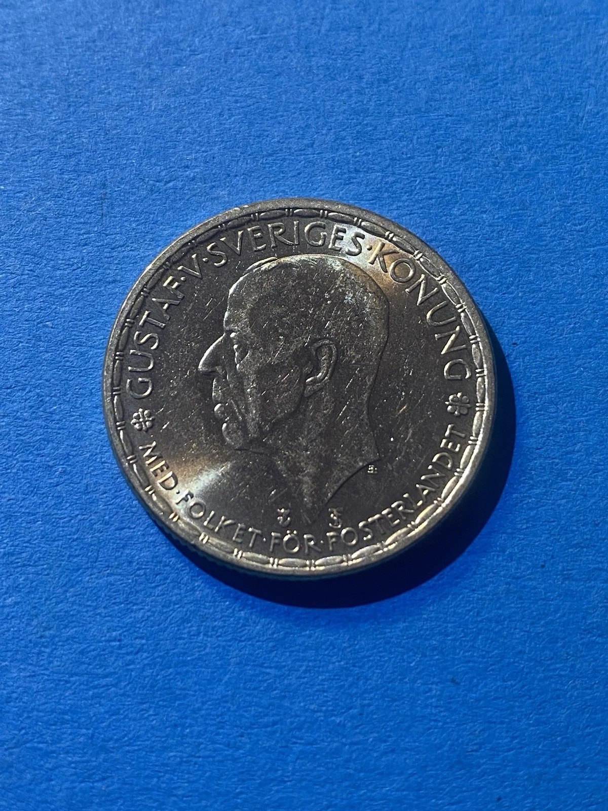 Швеция 1 крона 1947 - Густав V Серебряная монета (KM # 814) - Сохранение STGL / VZ, Швеция, 1947, серебро, состояние UNC — аверс